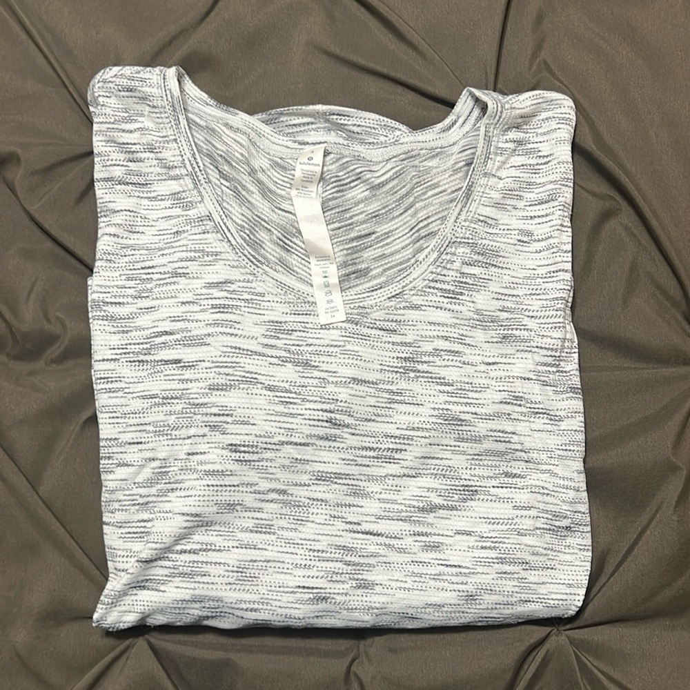 Lululemon athletic work out top - Picture 2 of 3